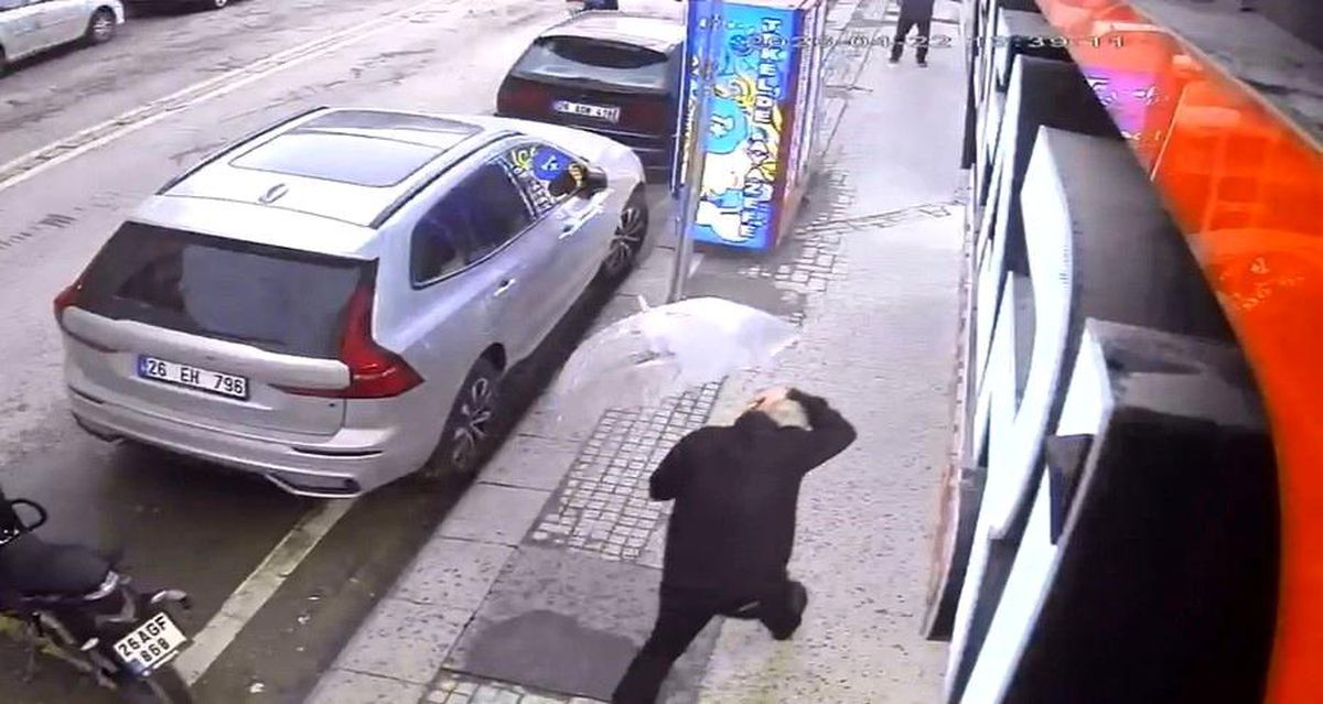 Eskişehir'de adamın üzerine camın düşme anına ait görüntüleri ortaya çıktı