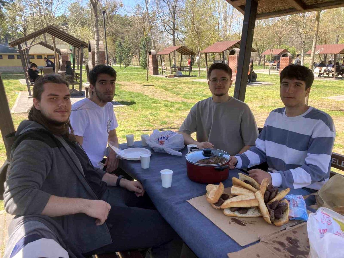 Eskişehir'de gençler doğa ve tarih gezisinin ardından mangalda buluştu