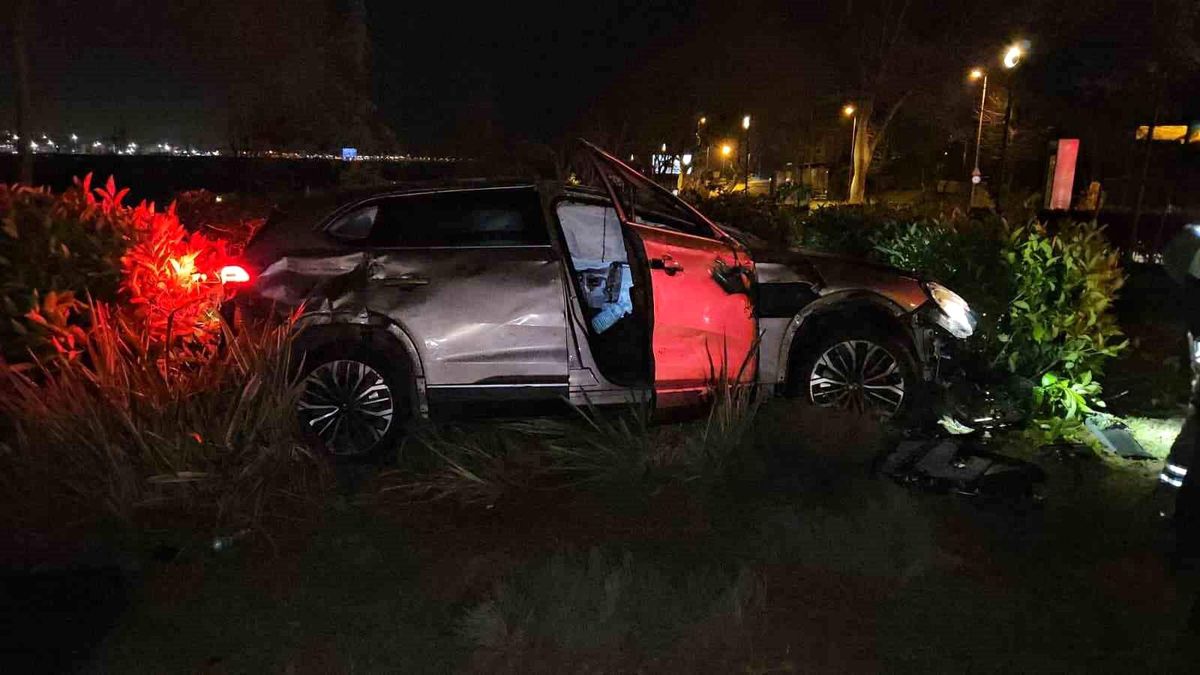 Fatih'te yoldan çıkan otomobil taklalar atarak parka savruldu: 1 yaralı