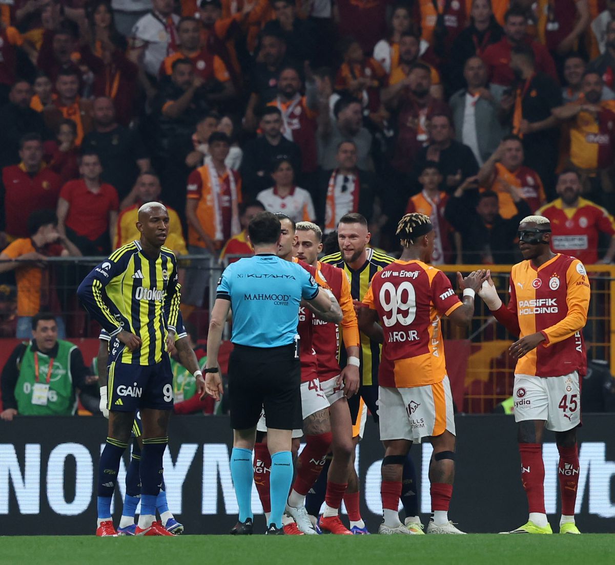 Derbide ilk yarı Galatasaray'ın: 1-0