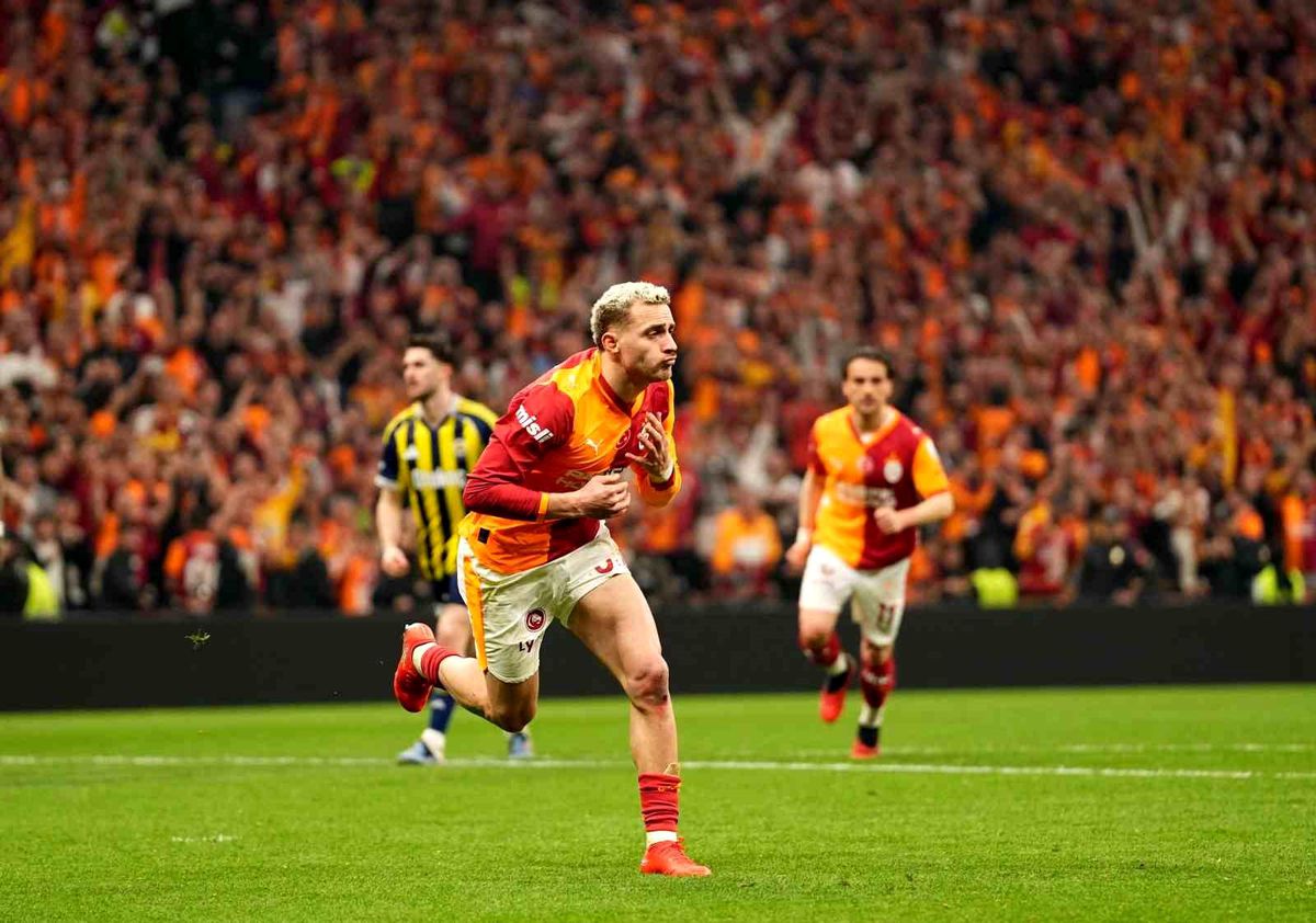 Galatasaray 25 sene sonra evinde Fenerbahçe'ye karşı penaltıdan gol attı