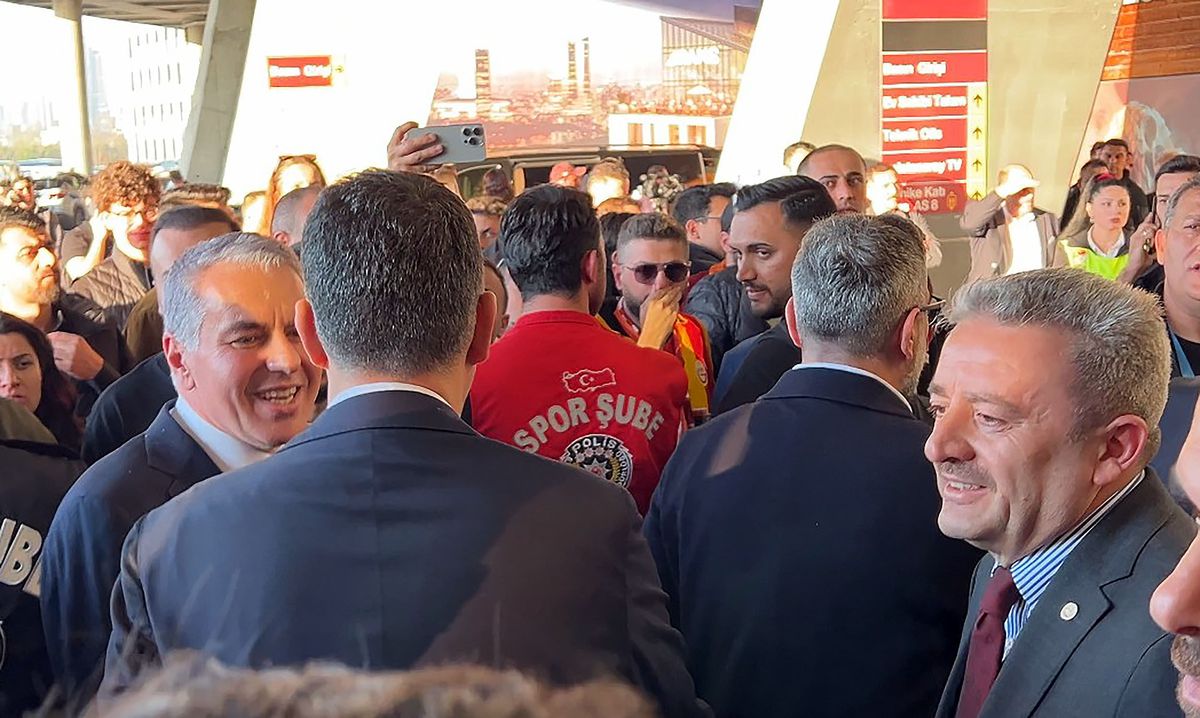 Galatasaray yönetimi, Fenerbahçe'ye zeytin dalı uzattı