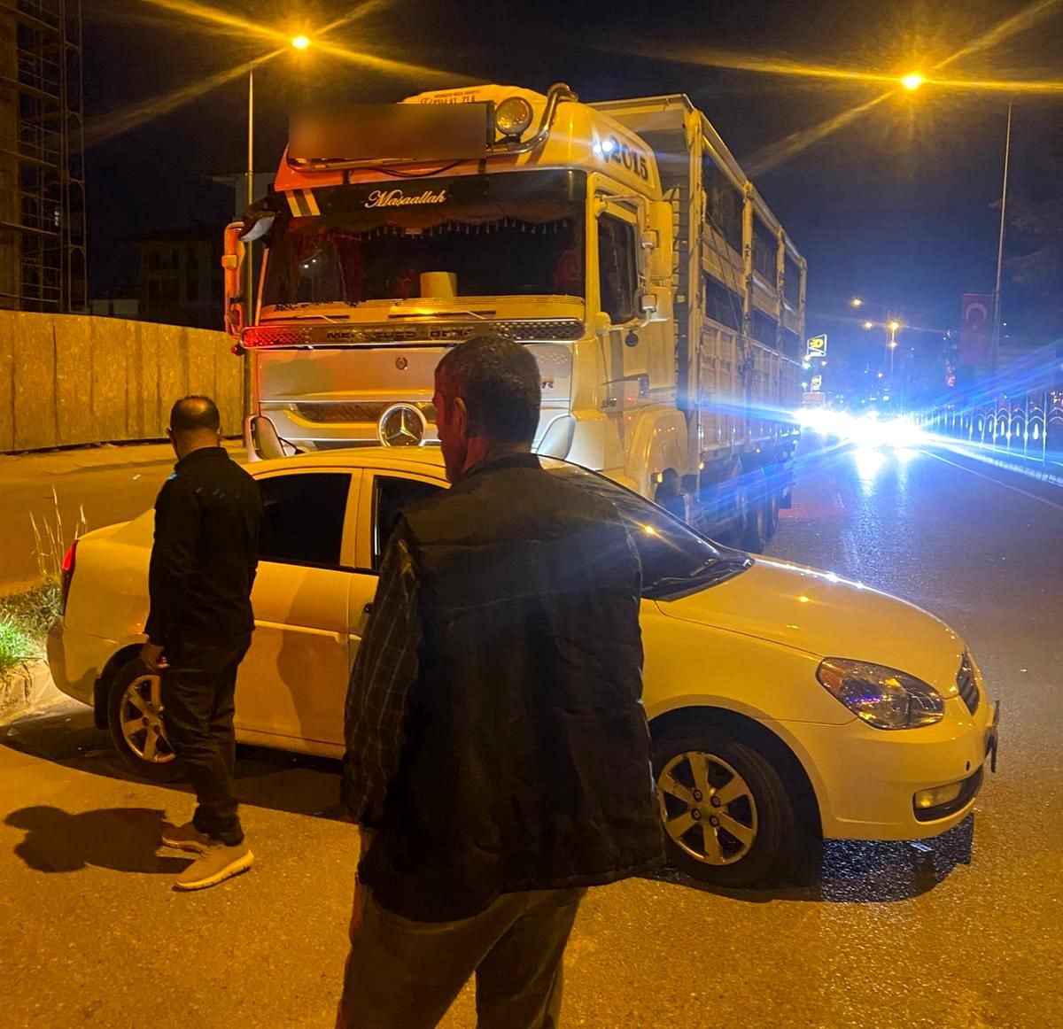 Kamyon otomobili sürükledi