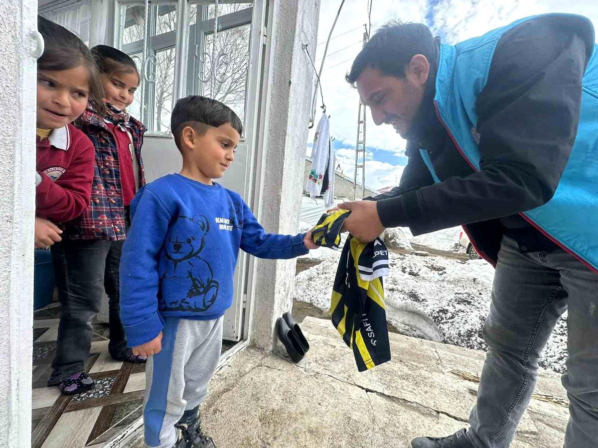 Karayazı Kaymakamı Titiz'den çocuklara anlamlı sürpriz
