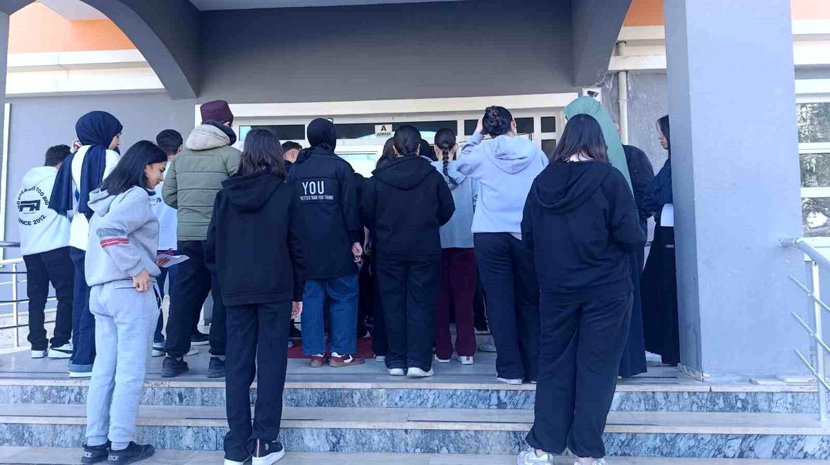 Kırşehir'de bursluluk sınavına 3 bin 423 öğrenci katıldı