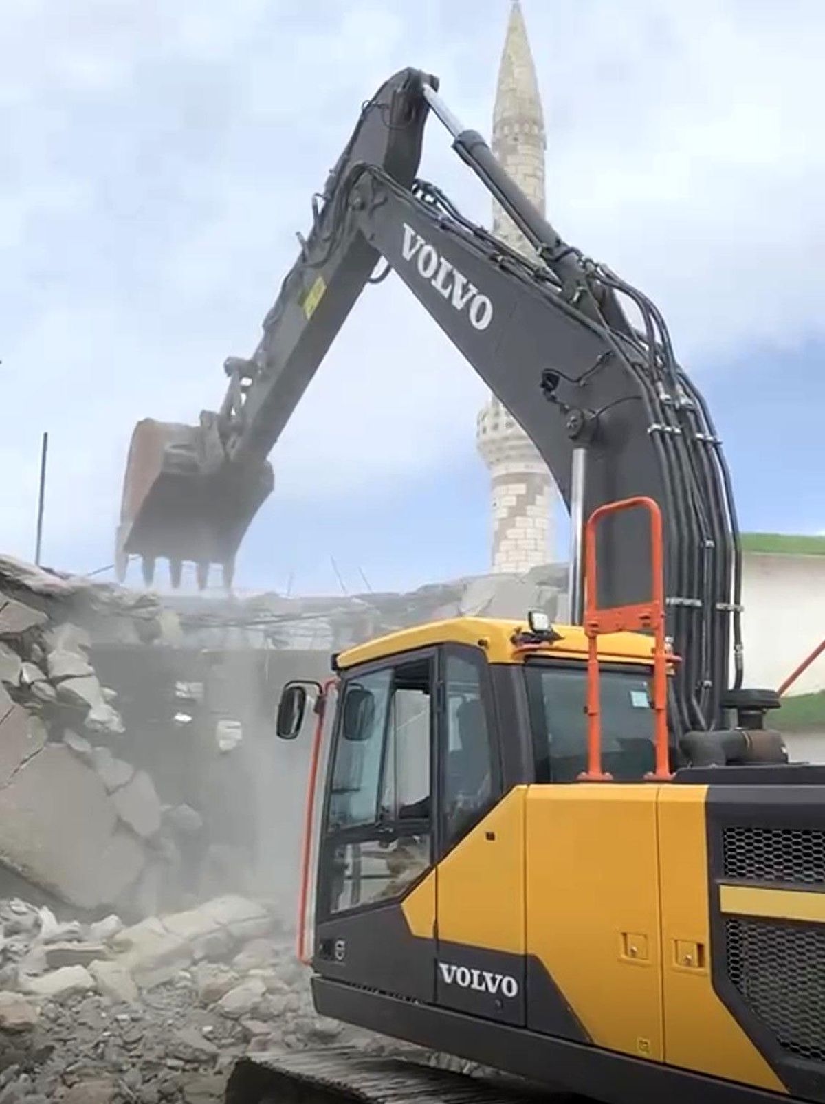 Maraş depremlerinde ağır hasar alan camii yıkıldı
