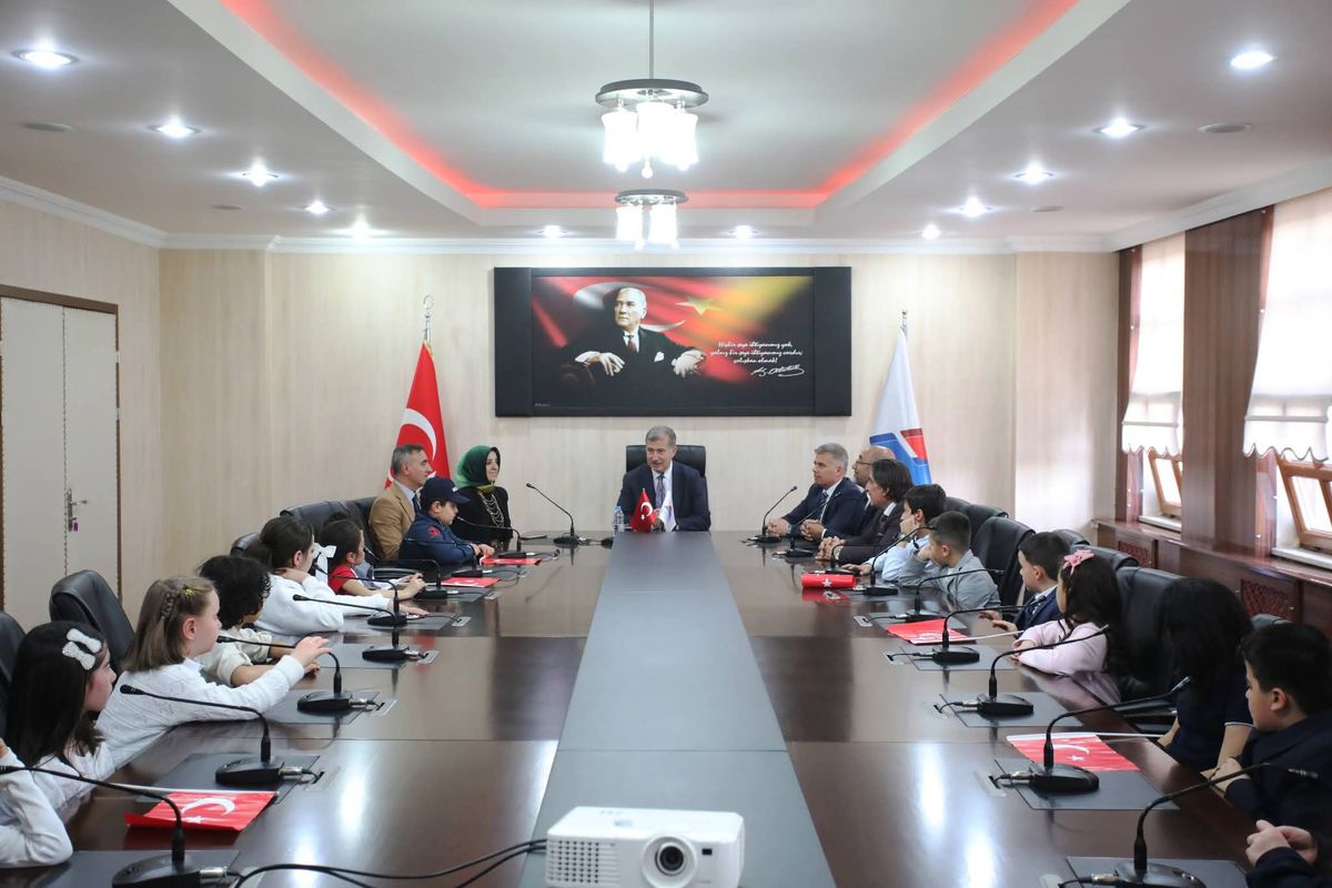 Rektör Gülçin makamını çocuklara devretti