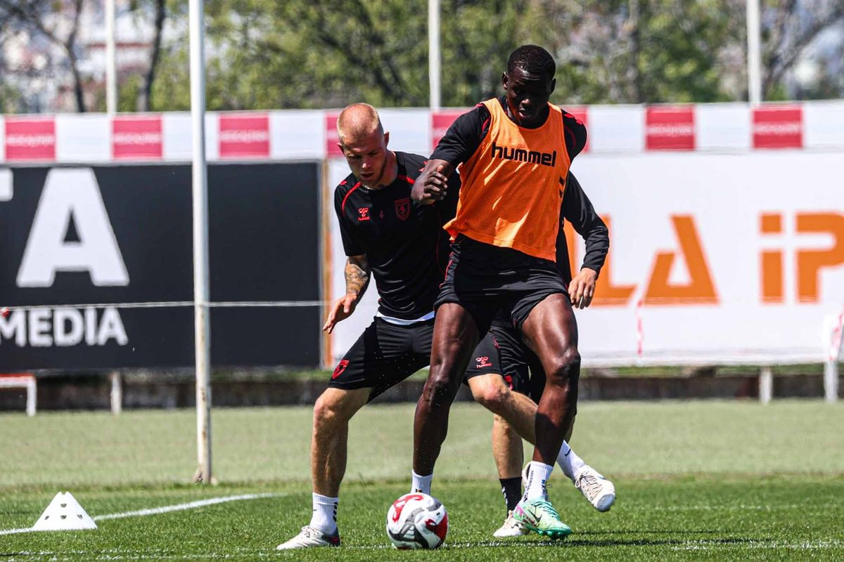 Samsunspor, Corendon Alanyaspor maçının hazırlıklarını tamamlayarak Antalya'ya hareket etti