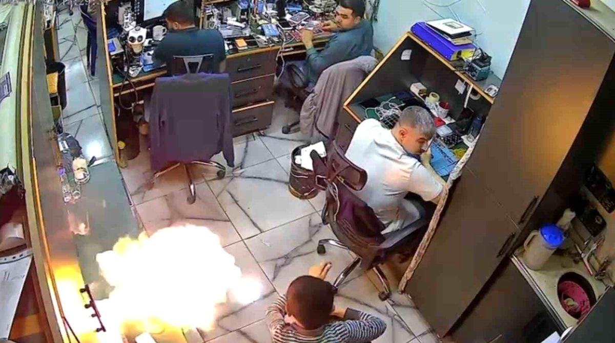 Şarjdaki telefon alev aldı