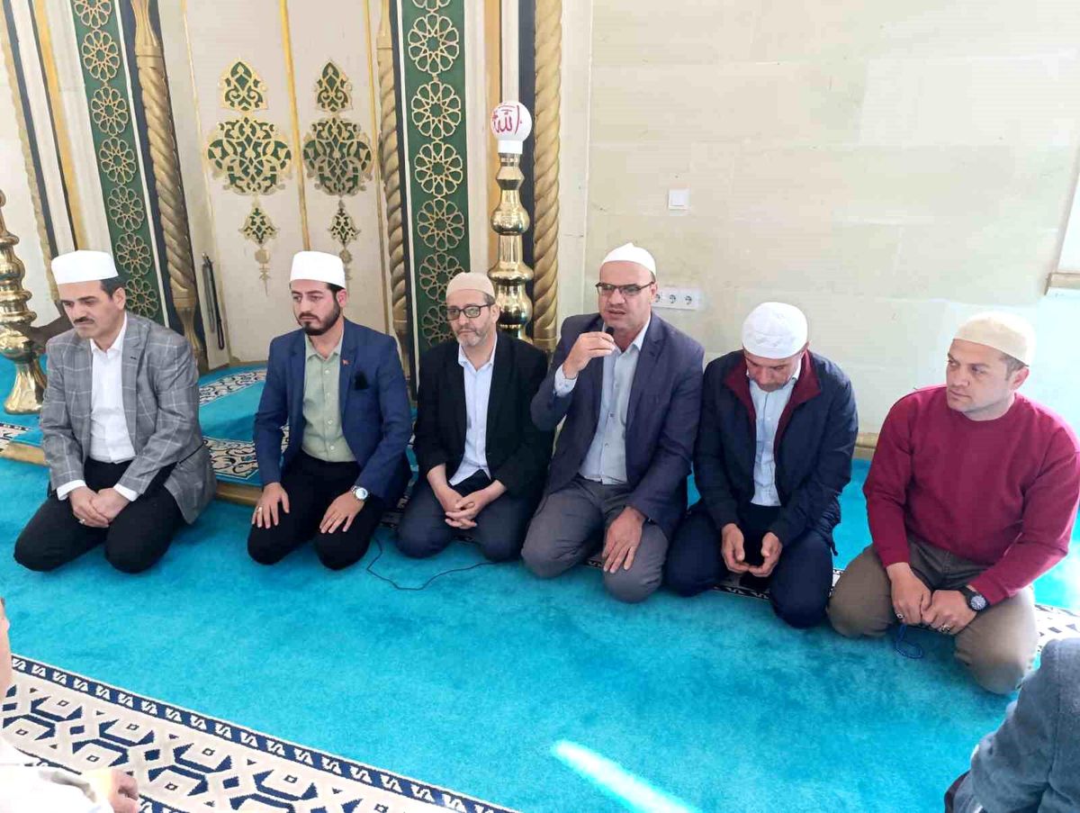 Selendi'de hacı adayları dualarla uğurlandı