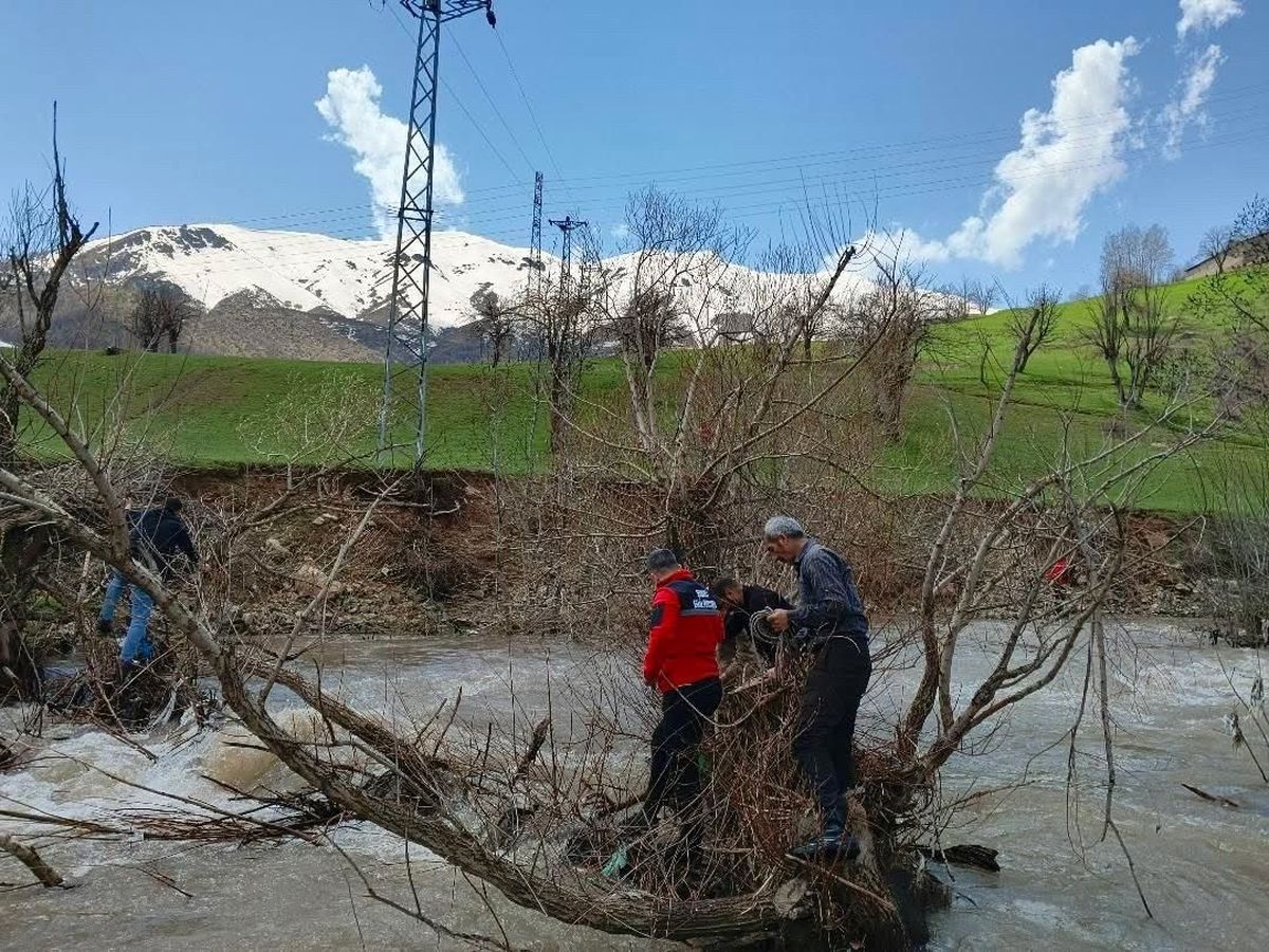Hakkari'de 8 yaşındaki çocuk dereye düştü, arama kurtarma çalışmaları başlatıldı