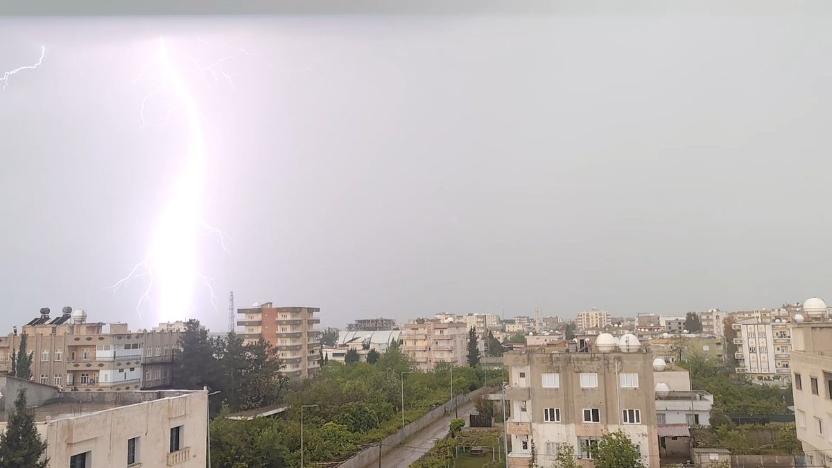 Silopi'de yıldırım düşme anları kamerada