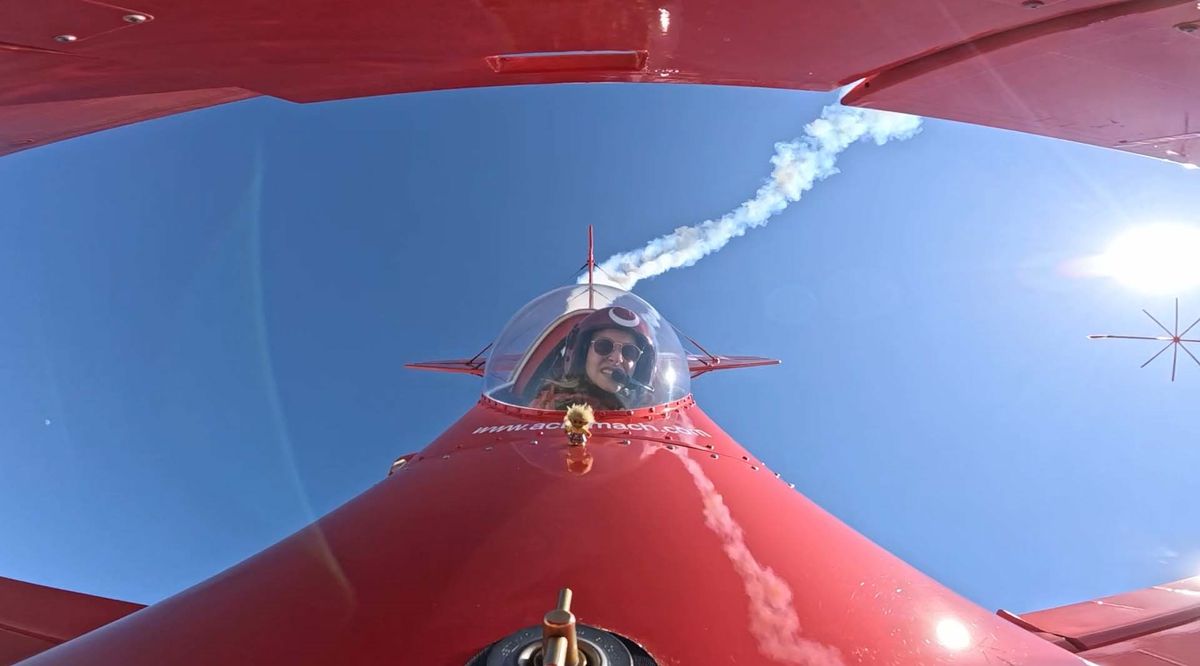 Türkiye'nin ilk profesyonel kadın akrobasi pilotundan, Dünya Pilotlar Günü'ne özel gösteri