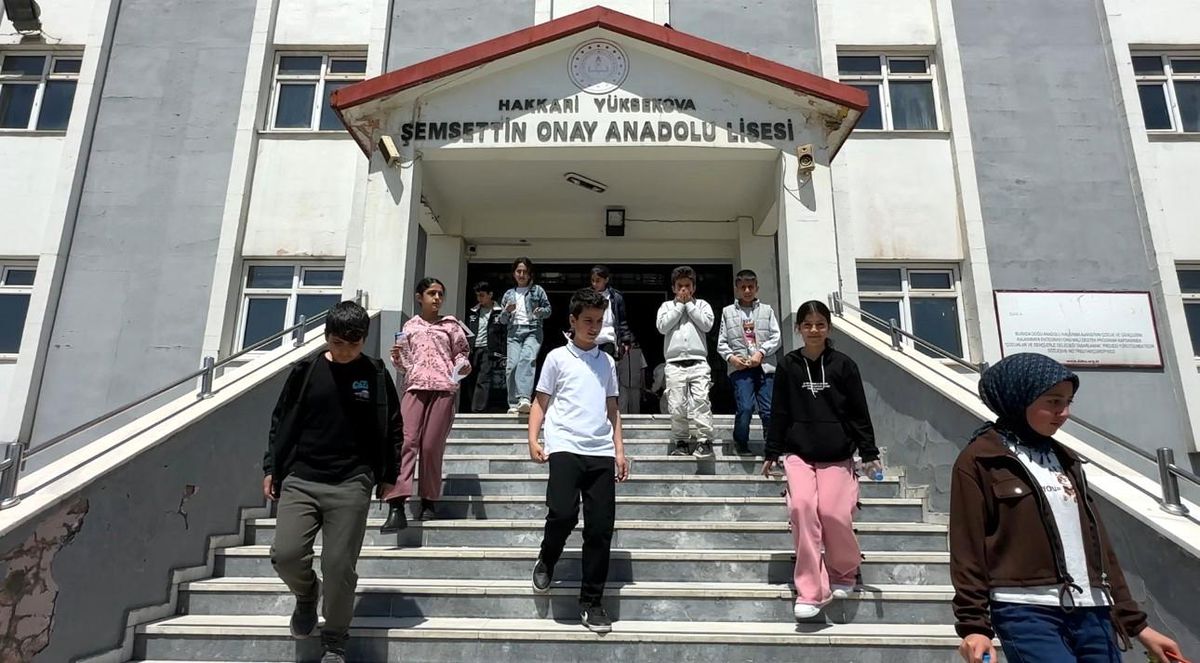 Yüksekova'da 4 bin 69 öğrenci bursluluk sınavında ter döktü