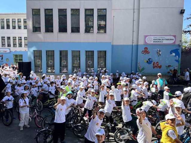 Zeytinburnu’nda 23 Nisan coşkusu pedal çevirerek yaşandı