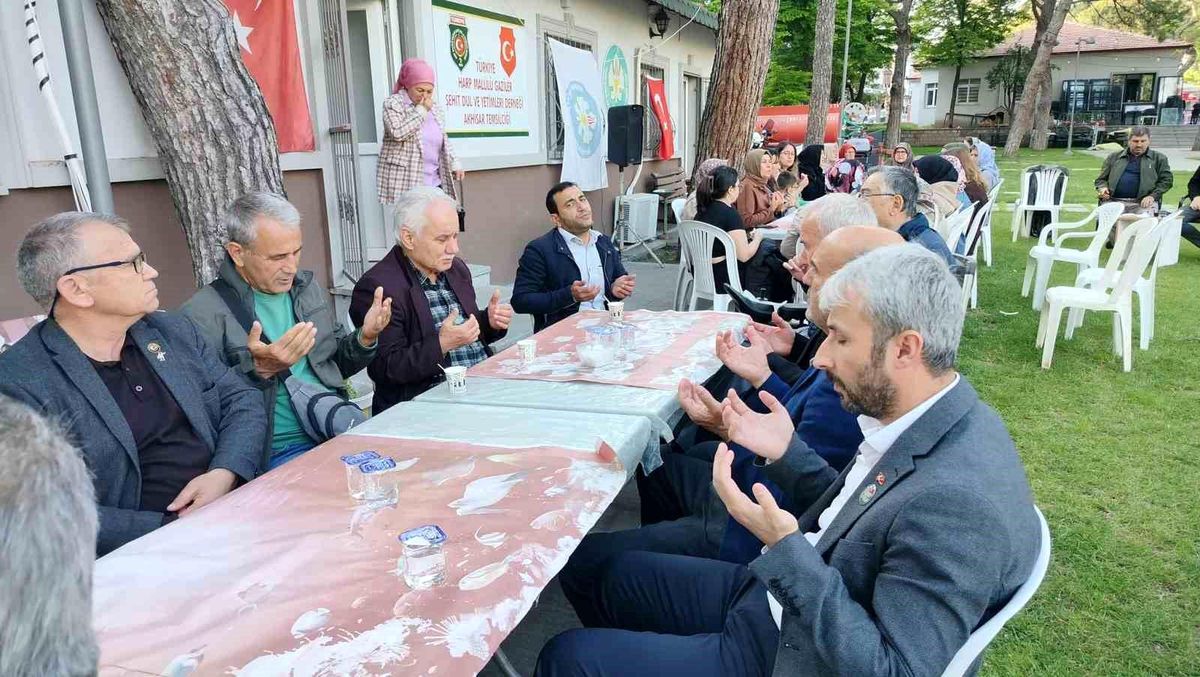 Akhisar'da şehit aileleri ve gazilerden duygu dolu buluşma