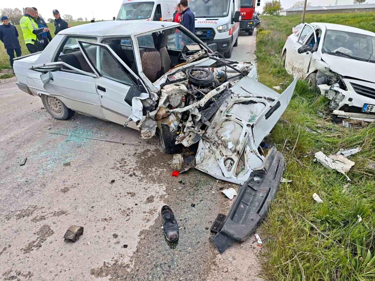 Aksaray'da 2 otomobil çarpıştı: 4 yaralı