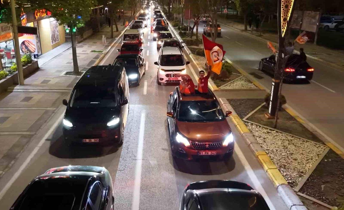 Galatasaraylılar Aksaray'da Zaferi Kutladı