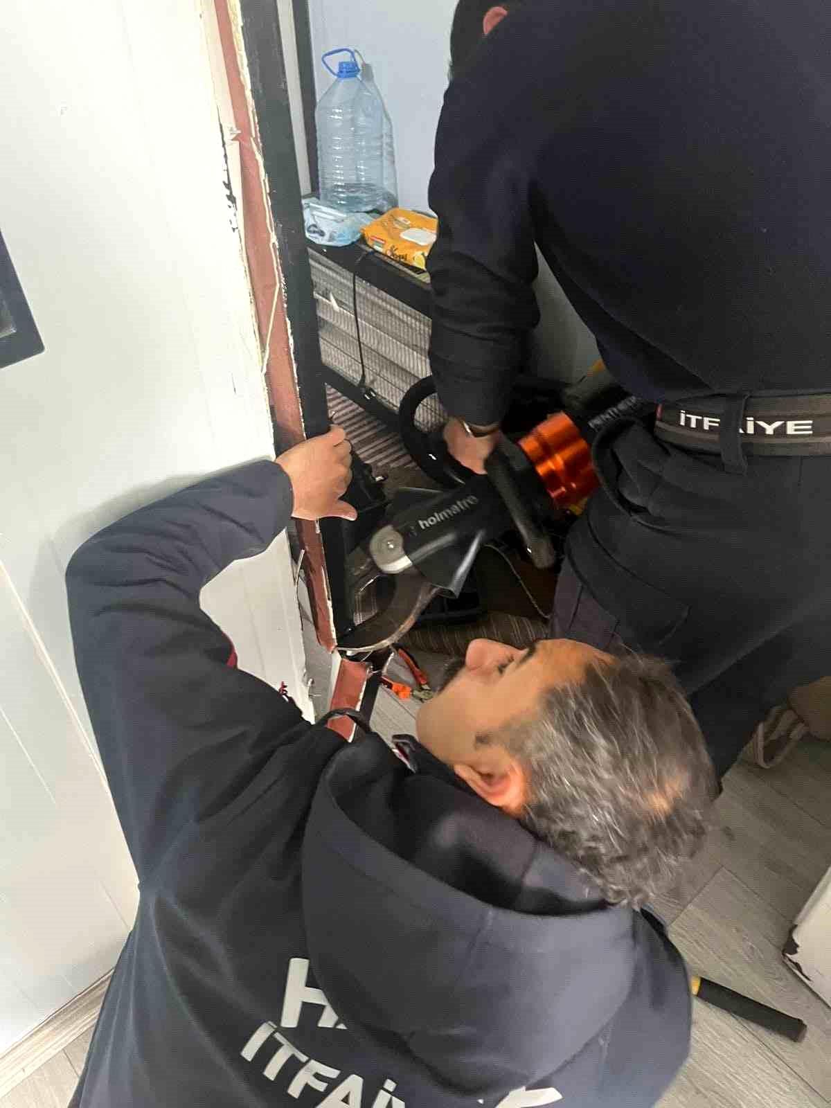 Antakya'da profil demirine sıkışan kuş kurtarıldı
