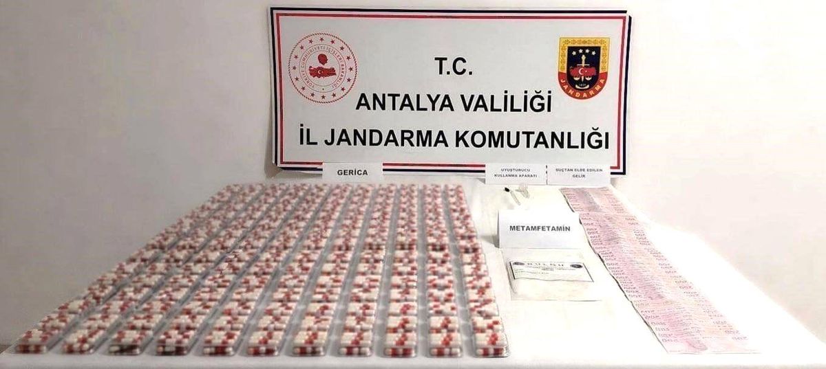 Antalya'da bir araçta yapılan aramada uyuşturucu madde ele geçirildi