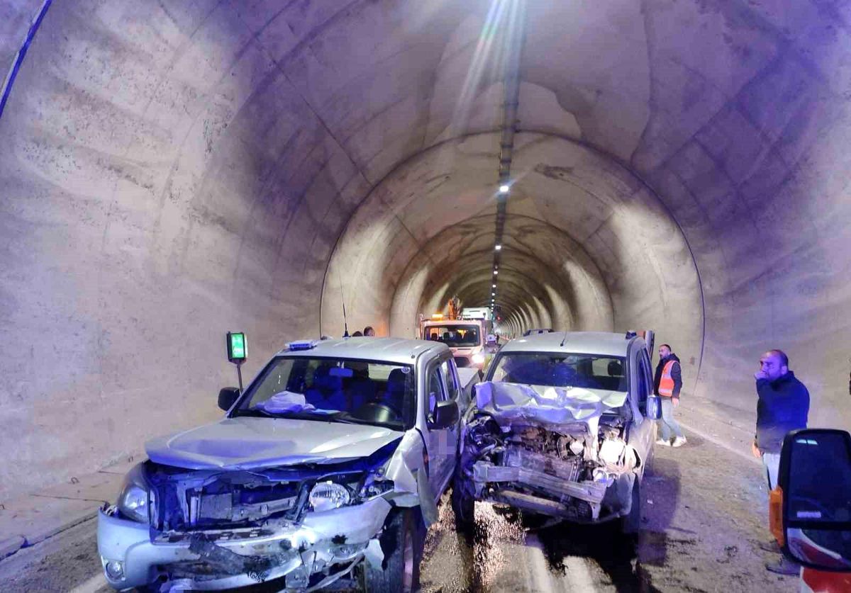 Artvin'de tünelde kaza: 7 yaralı