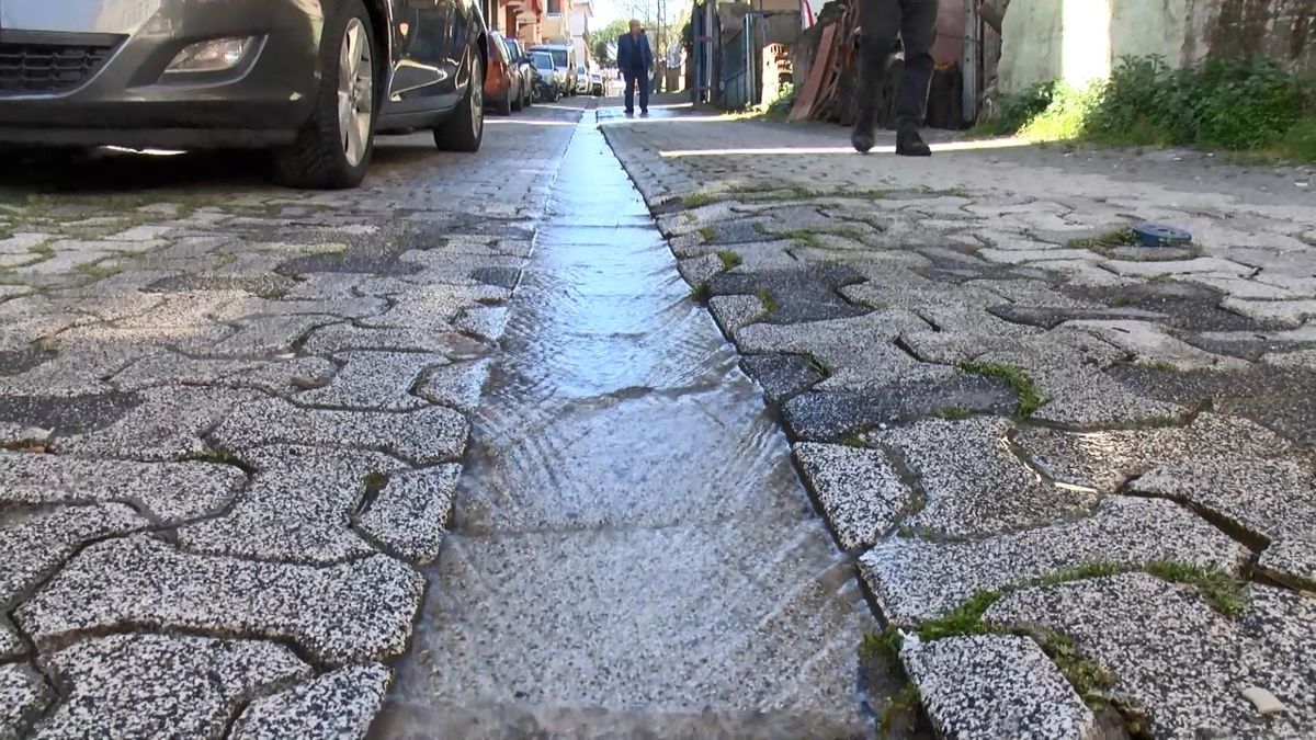 Ataşehir'de şebeke suyunu taşıyan boru patladı; 1 haftadır akıyor parası bizden çıkıyor