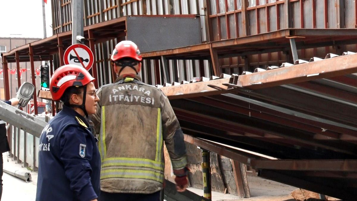 Başkent'te yıkım sırasında platform yola çöktü: 3 yaralı