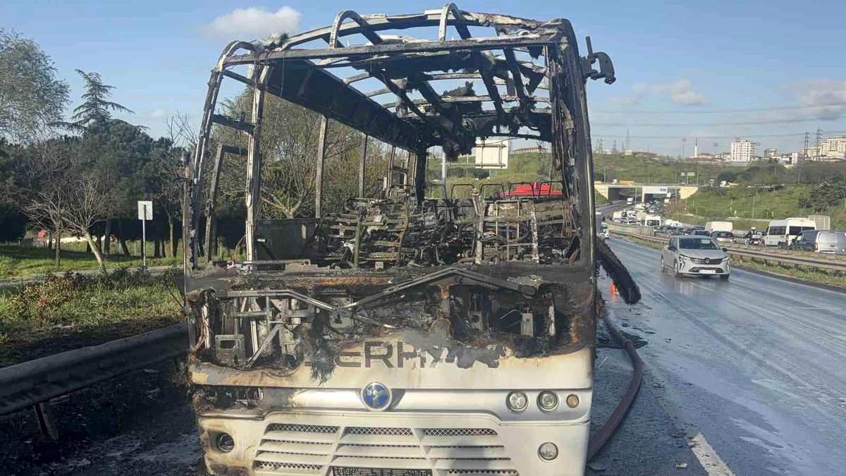 Bayrampaşa'da minibüs alevlere teslim oldu