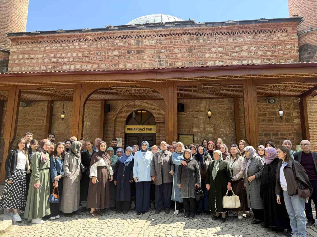 Bilecik'te Şeyh Edebali Türbesi'ni hiç ziyaret etmemiş yaşlılara öğrenciler eşlik etti
