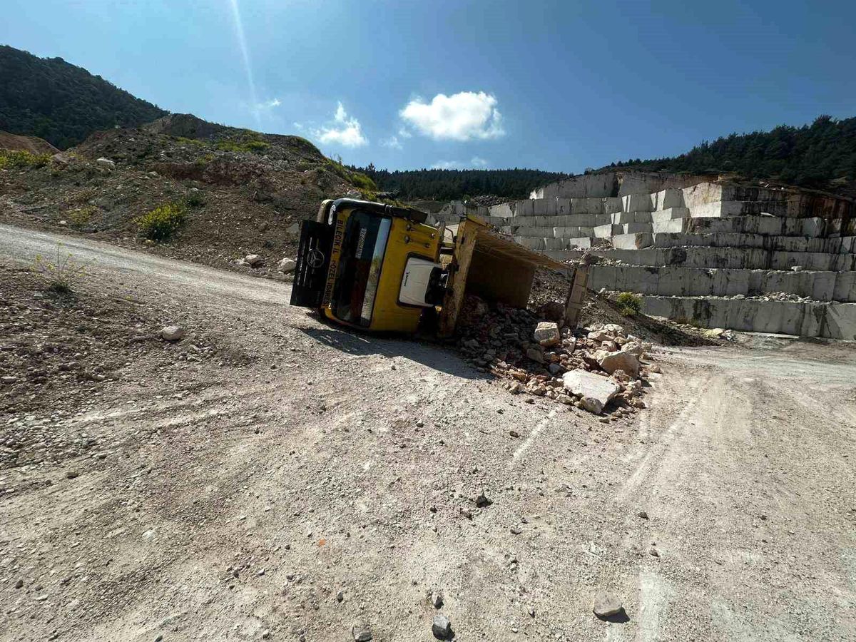 Bilecik'te taş yüklü kamyon devrildi: 2 yaralı