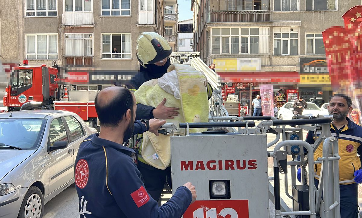Kayseri'de yangında mahsur kalan bebek ve 4 kişi sepetle kurtarıldı