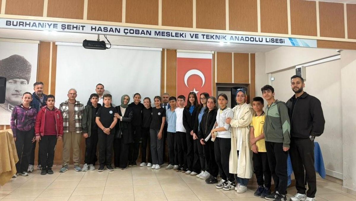 Burhaniye'de öğrenciler arasında bilgi yarışması yapıldı