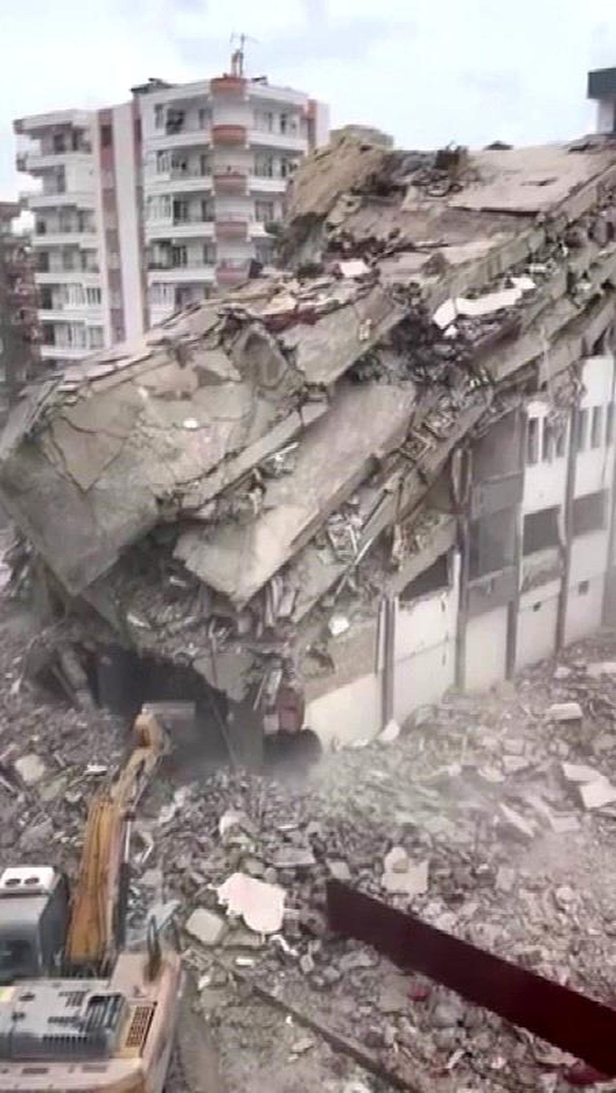 Diyarbakır'da ağır hasarlı binalar yıkılıyor