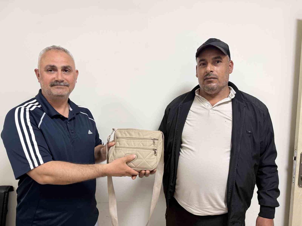 Emekli polis bulduğu içinde 250 bin TL'lik döviz olan çantayı sahibine teslim etti