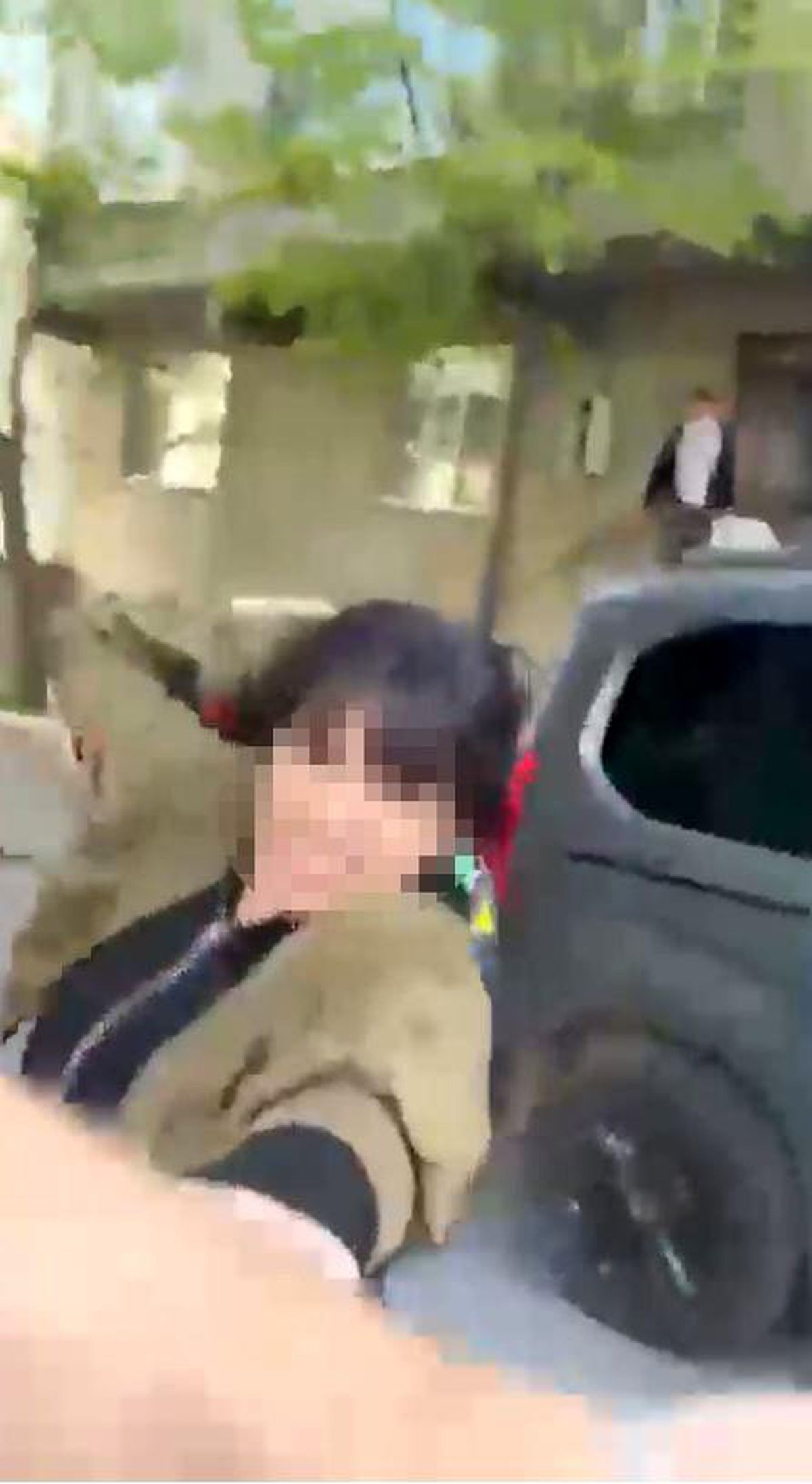 Esenyurt'ta bir kadın eski eşini sokak ortasında darp etti