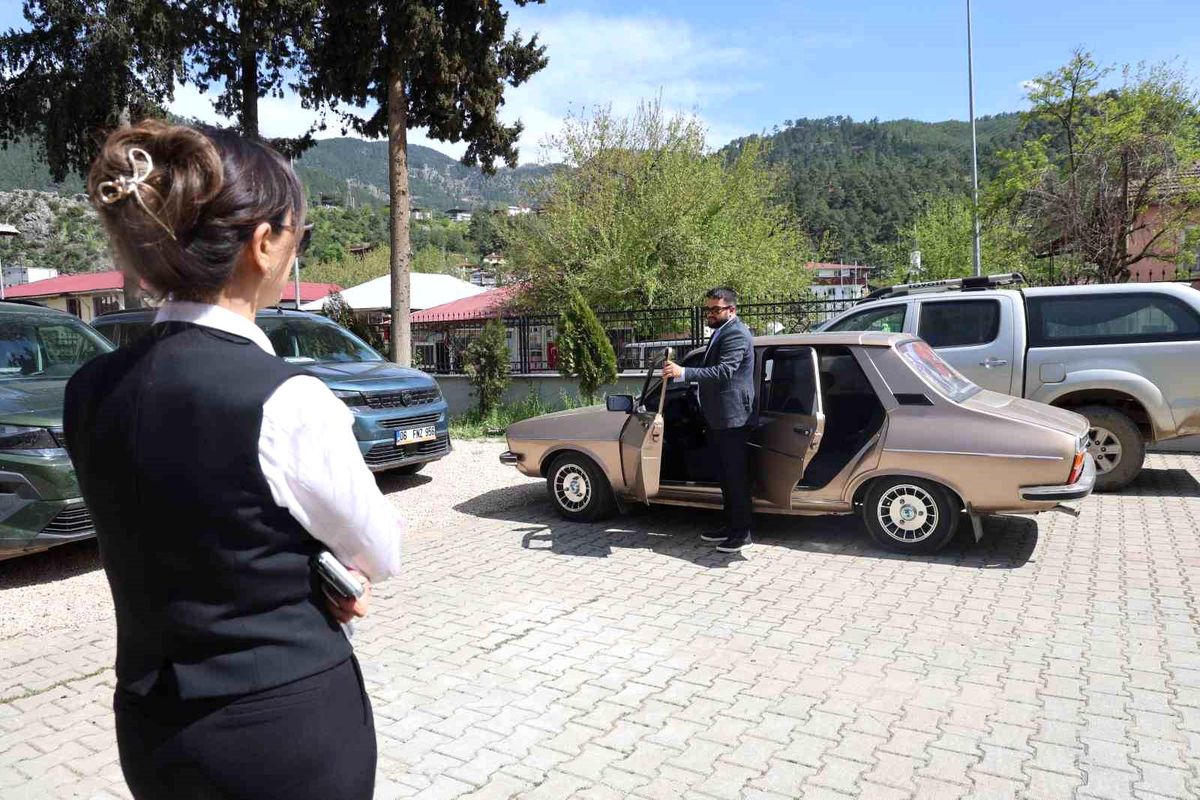 Fekeli gaziden Kaymakam Yılmaz'a, Ferdi Tayfur'un "Hatıran Yeter" şarkısıyla teşekkür