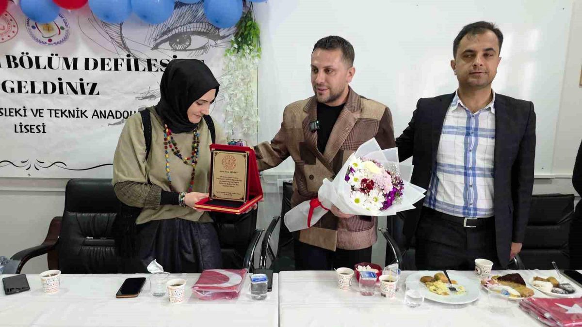 Genç tasarımcılar usta isimle bir araya geldi