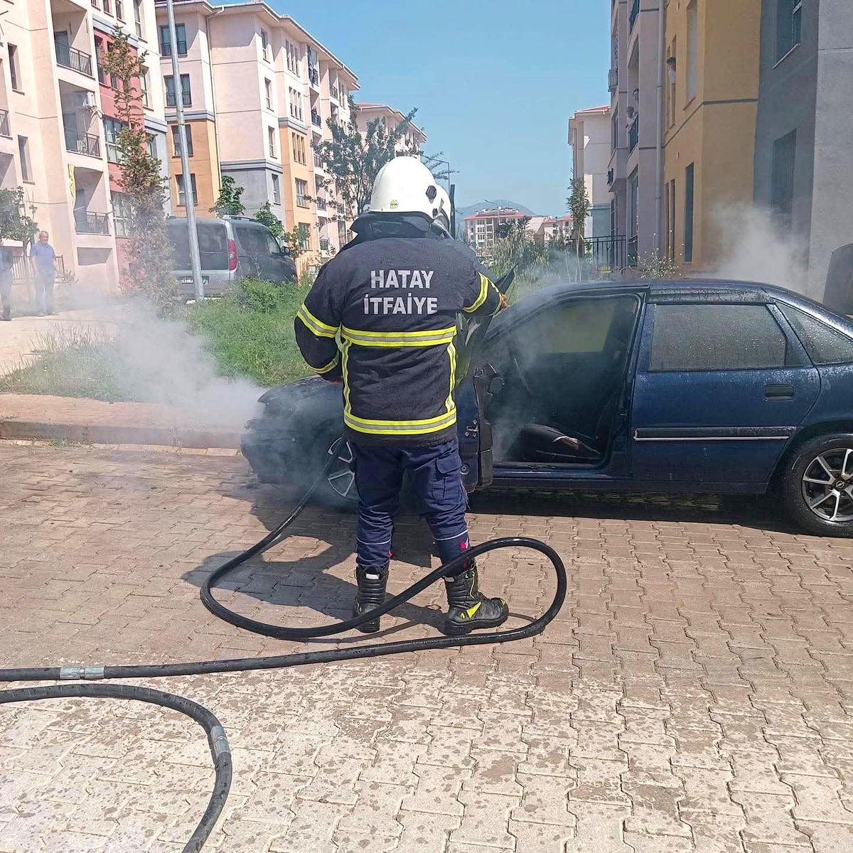 Hatay'da Park Halindeki Otomobilde Yangın