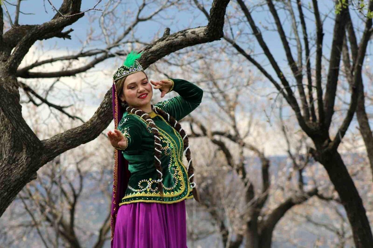 Kars'ta çiçek açan bağlarda Kafkas dansı görsel şölene dönüştü