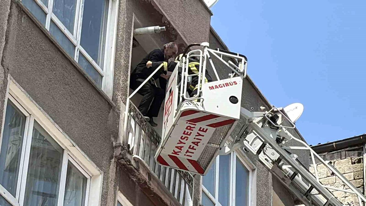 Kayseri'de 5 katlı binada yangın çıktı: 1'i bebek 5 kişi kurtarıldı