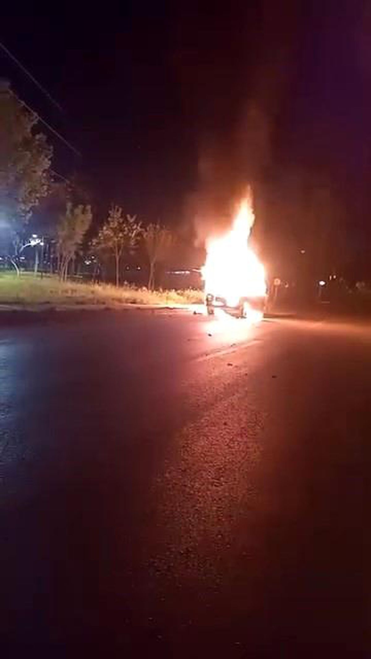 Otomobil gece yarısı alevlere teslim oldu, kullanılamaz hale geldi