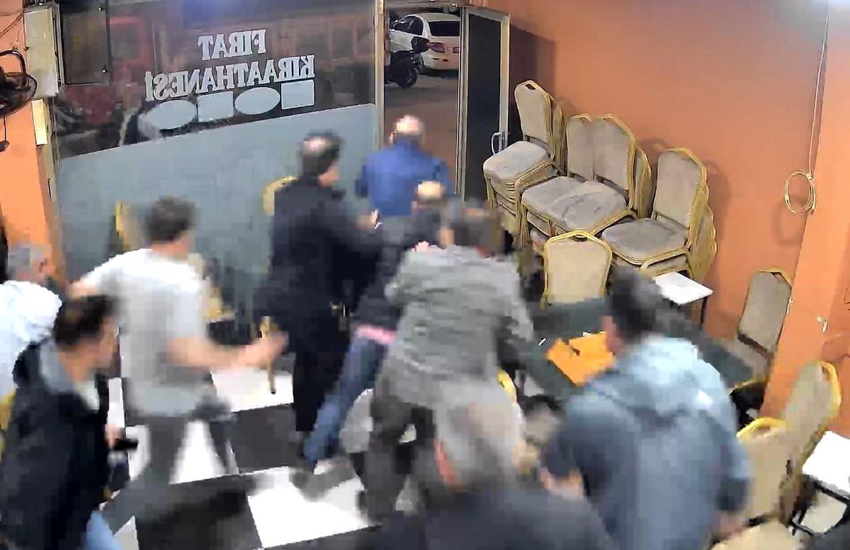 Otomobilden çıkan yüksek ses camları titretti kahvehanedekiler deprem korkusu yaşadı