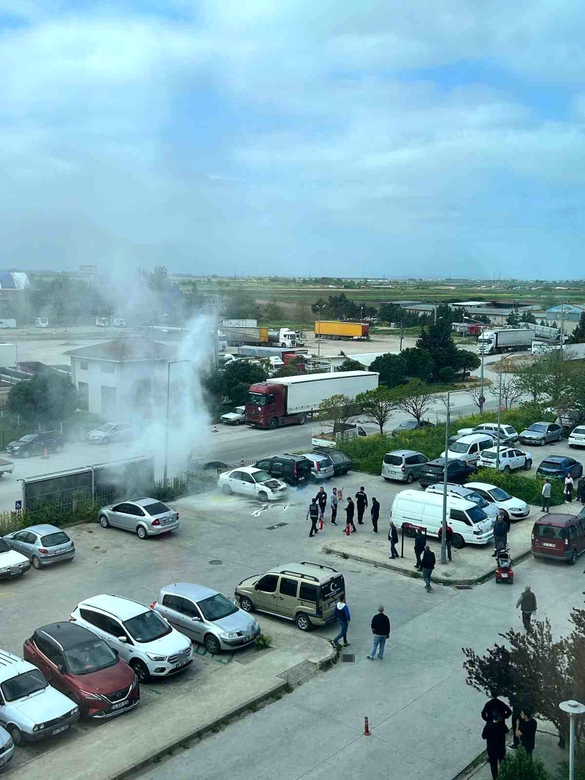 Otoparktaki otomobil, alev topuna döndü