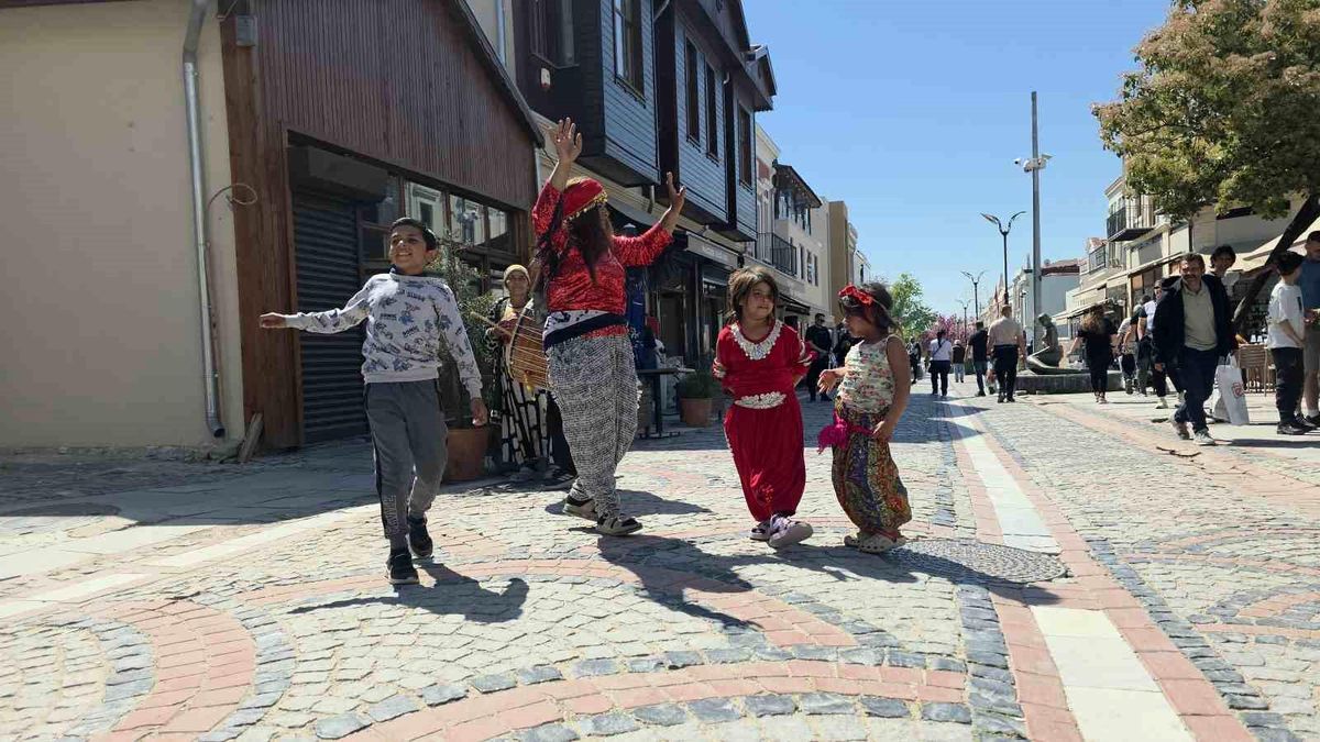 Romanlardan Kakava çağrısı: Şehir 9/8'lik ritimlerle şenlendi