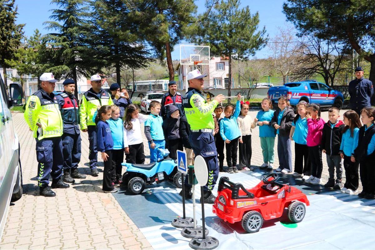 Simav'da öğrencilere trafik eğitimi