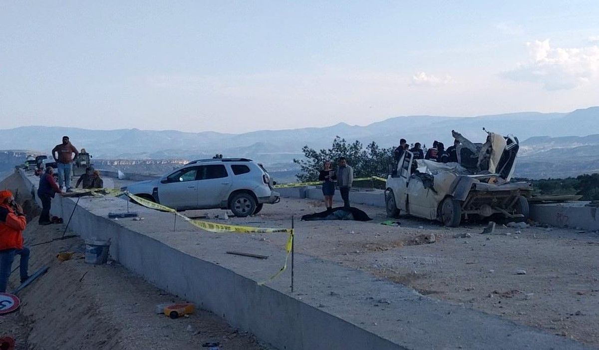 Tır rampaya çarptı, fırlayan mermerler minibüsü parçaladı: 1 ölü, 3 yaralı