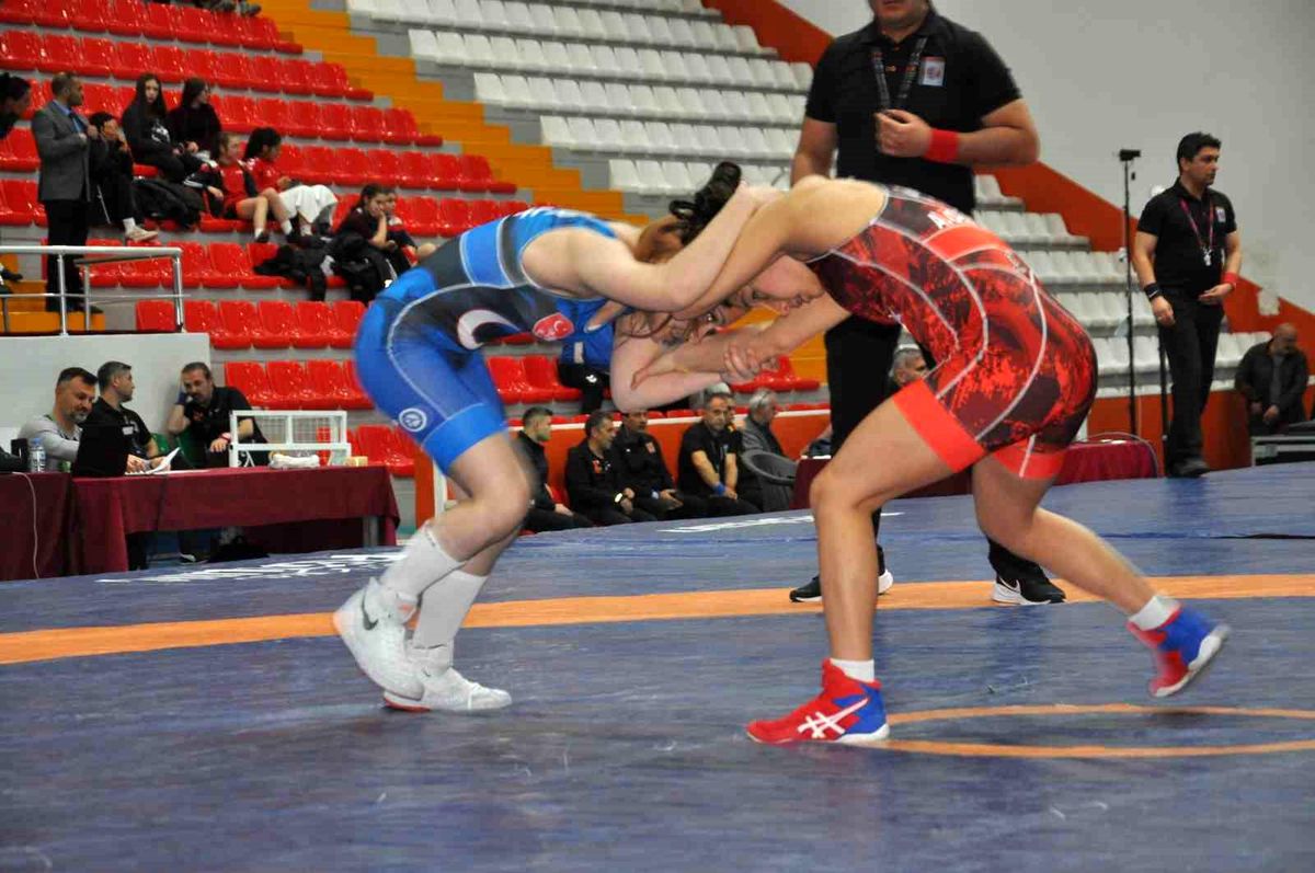 U15 Türkiye Güreş Şampiyonası Kars'ta devam ediyor