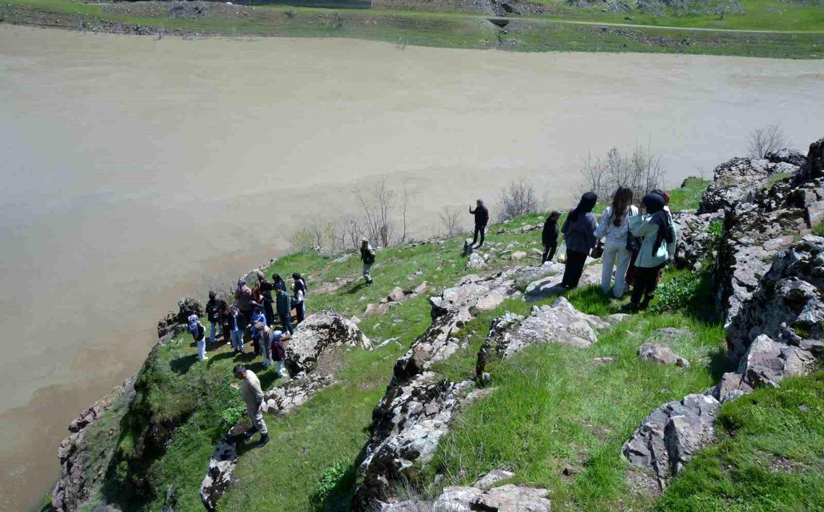 Üniversiteli gençler fotoğrafçılık kursuyla Muş'u keşfediyor