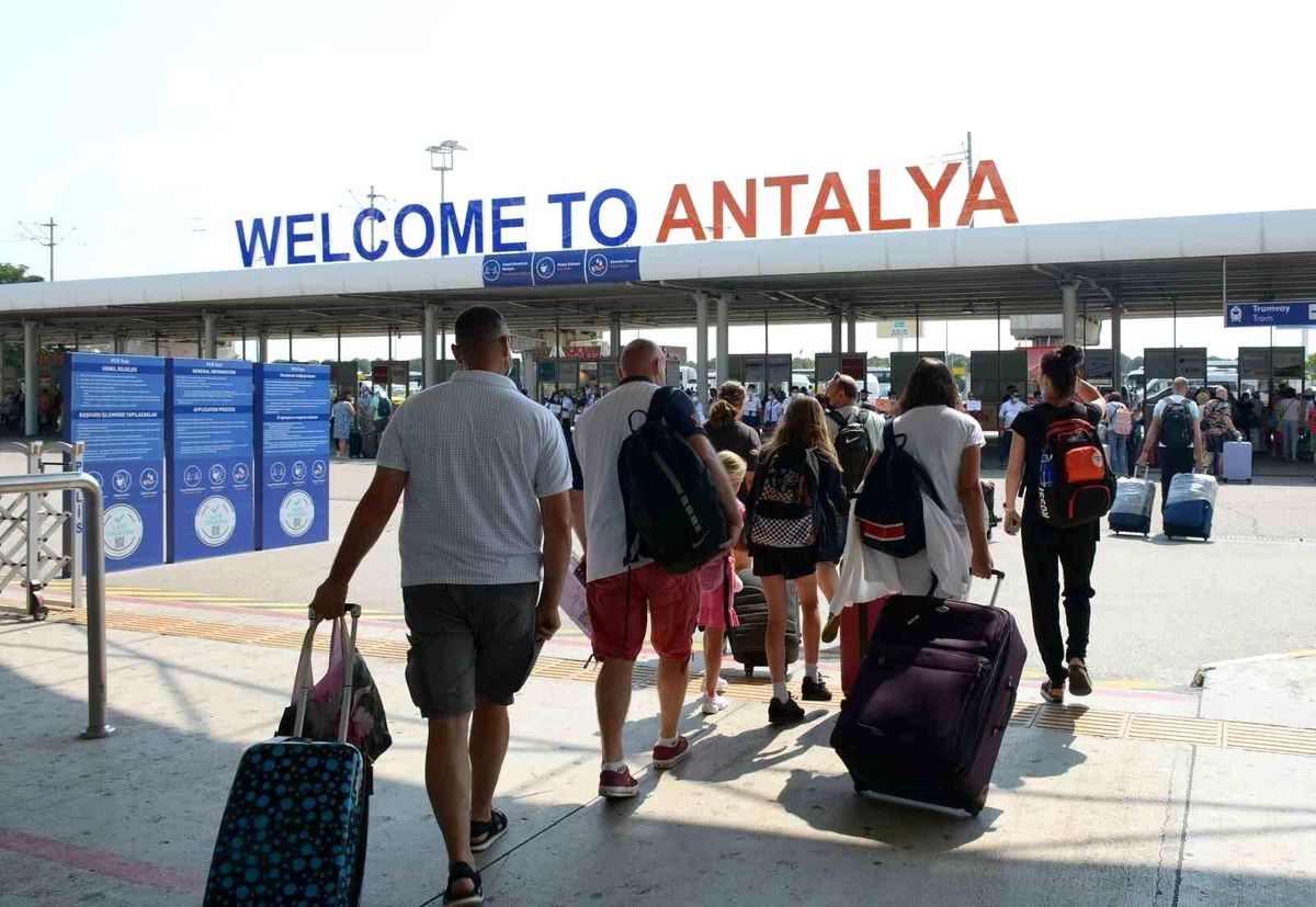 Antalya'da erken rezervasyonlarda iptallere rağmen akış devam ediyor talep umudu sürüyor