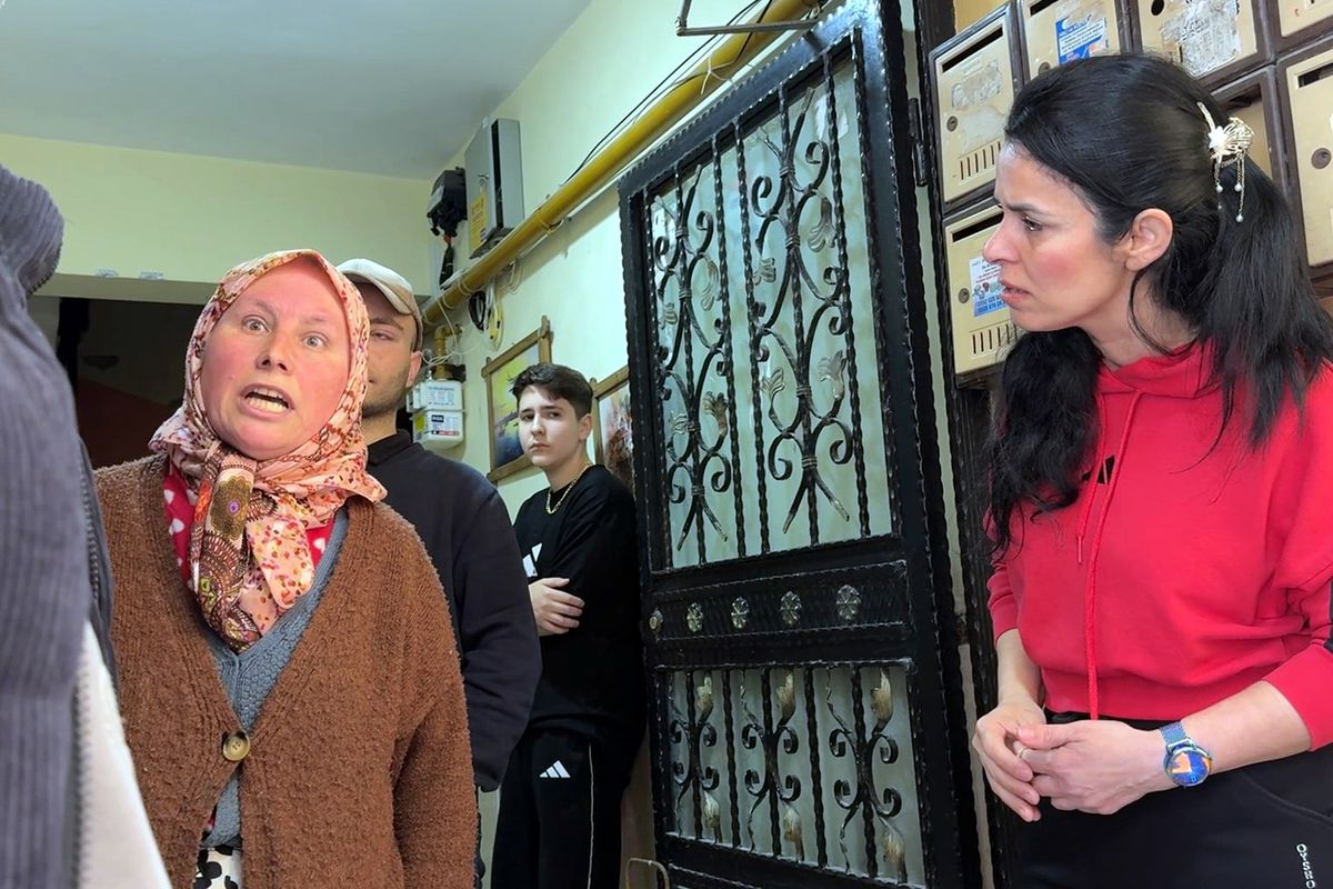 Apartmanı illallah ettiren komşu! Evden tam 3 kamyon çöp çıktı